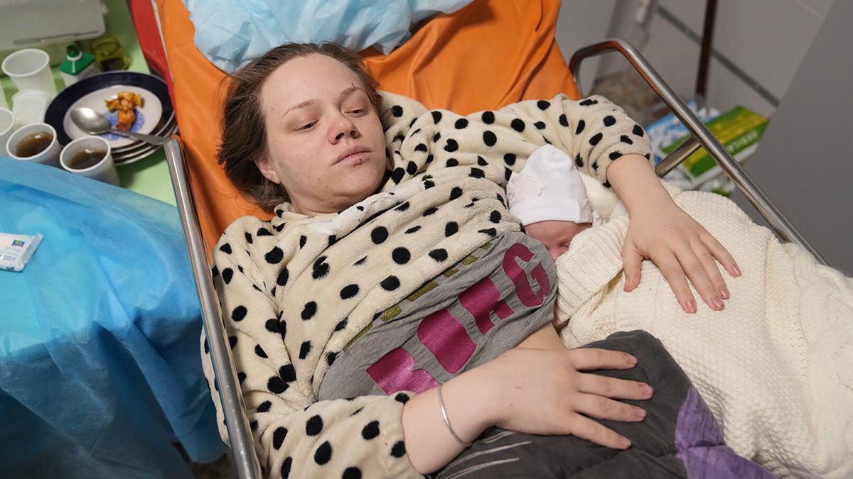 Žena, zraněná při útoku na porodnici v Mariupolu, porodila holčičku
